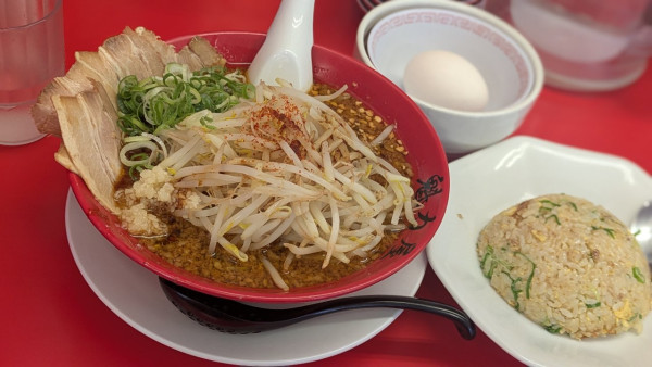 「背脂スタミナラーメン『超』＋焼きめし定食（1,034円＋297円」@ラーメン魁力屋 狩場店の写真