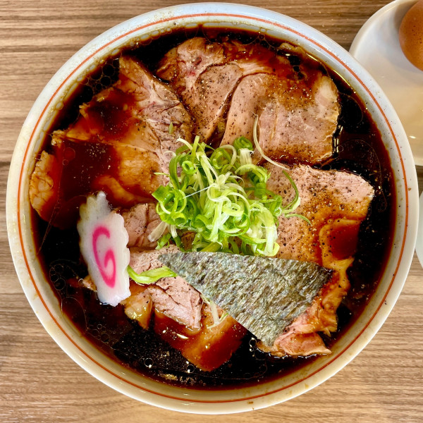 「ブラックチャーシュー ＋ 生玉子」@くじら食堂 nonowa東小金井店の写真