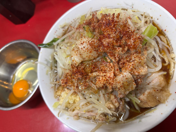 「ラーメン＋生たまご」@ラーメン二郎 越谷店の写真