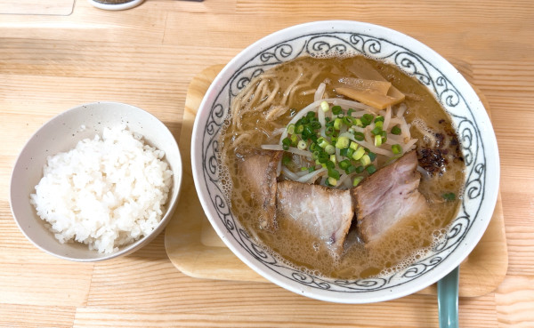 「ラーメン＋ライス小」@鹿児島とんこつラーメン 南州の写真