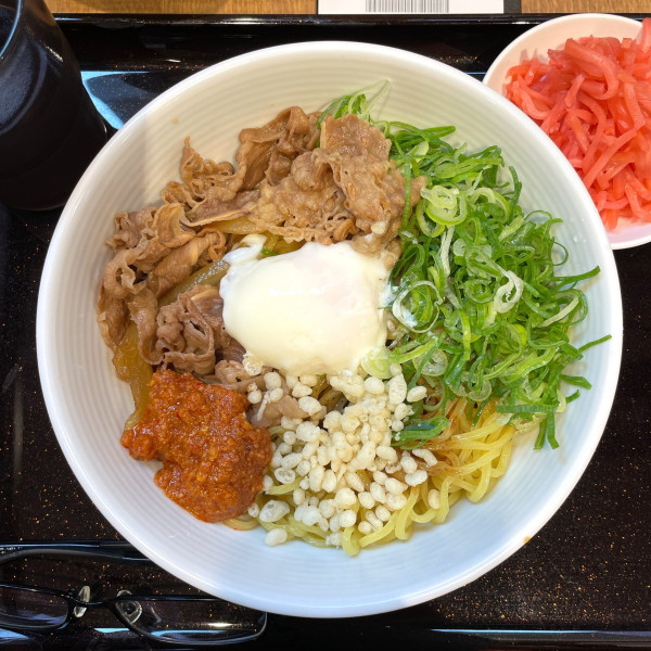 「牛玉スタミナまぜそば（温玉）」@吉野家 小田急町田駅南口店の写真