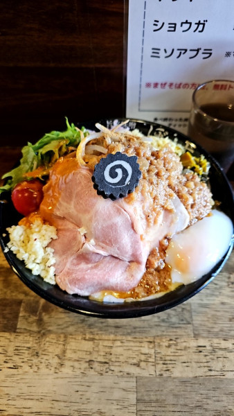 「冷やし味噌まぜそば（大）ミソアブラとニンニク追加」@旨辛味噌らーめん ぼんずの写真