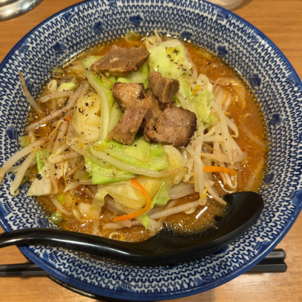 「とんさいラーメン（味噌）950円」@麺処直久 新橋店の写真