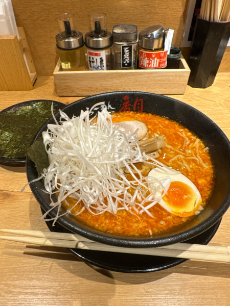 「辛味噌ラーメン 白髪ネギのりトッピング」@らーめん 香月 代々木公園店の写真