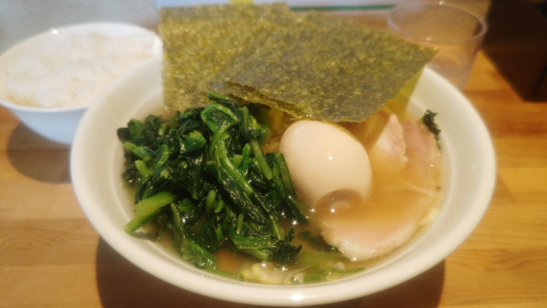 「ほうれん草ラーメン（トッピング味玉）１０００円」@横浜家系ラーメン おか家の写真