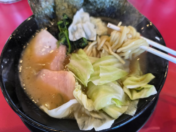 「キャベツラーメン並(固めちょっと薄め)(1,050)」@家系ラーメン王道 王道之印の写真