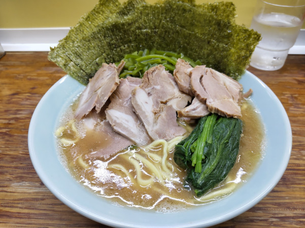 「チャーシューメン＋ほうれん草、くきわかめ､のり」@まこと家の写真