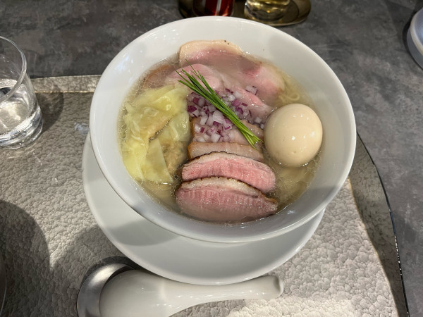 「中華蕎麦(塩、特上)+大盛」@宍道湖しじみ中華蕎麦 琥珀 池袋店の写真