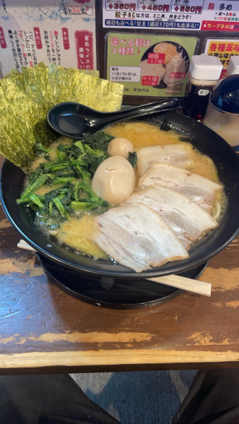 「特性ラーメン　醤油　大盛り」@横浜とんこつラーメン まんぷく家の写真