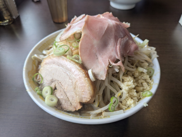 「ラーメン（全まし、ローストビーフ）」@それいけ！たかちゃんラーメン 群馬千代田店の写真
