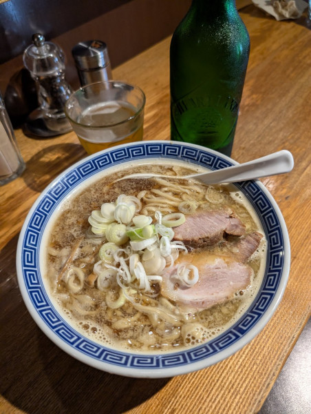 「煮干し中華そば+ビール(中瓶)」@神保町 可以の写真