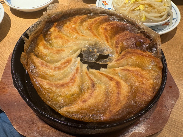 「鉄鍋餃子(2人前)990円→餃子の日で半額495円 他」@屋台屋 博多劇場 所沢店の写真