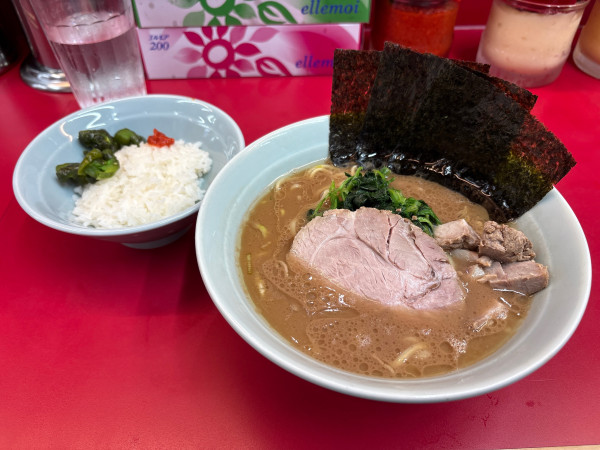 「らーめん(並)＋半ライス」@横浜ラーメン 武蔵家 大宮店の写真