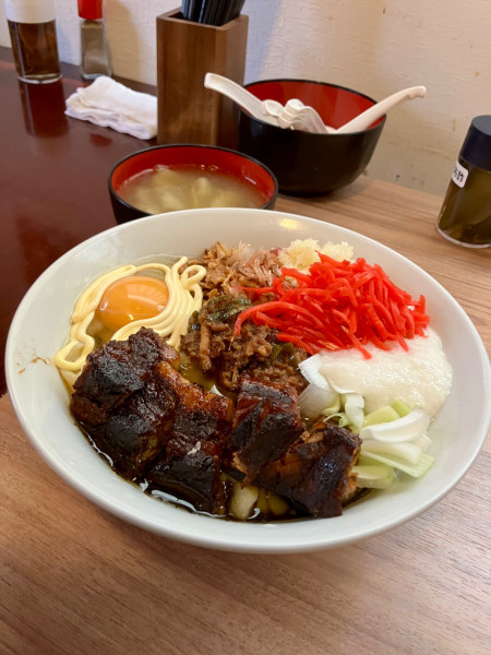 「ワンタンチャーシュー(ちょい増し)メンまぜそば変更」@手打ち 陰日向の写真