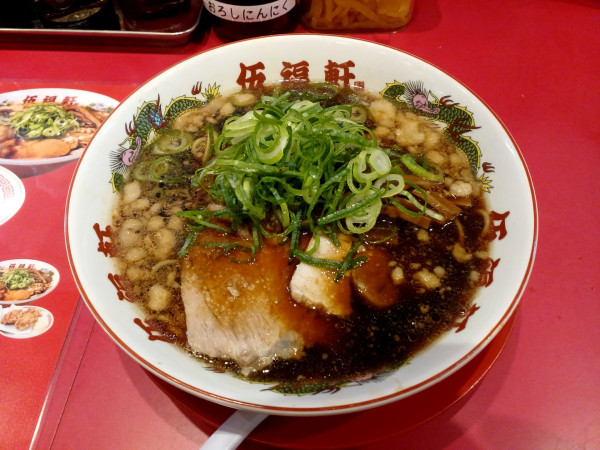 「背脂黒醤油」@伍福軒 蒲田店の写真