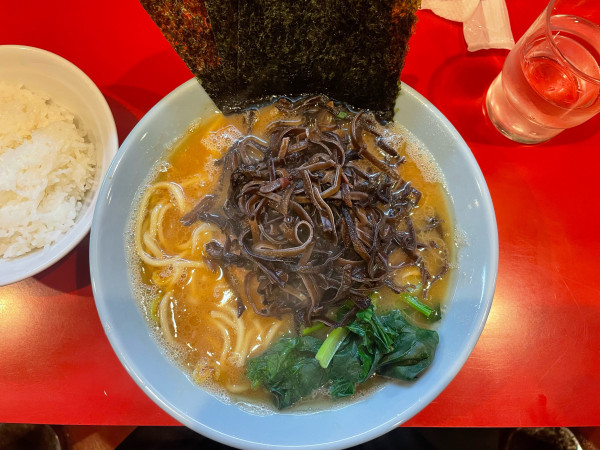 「ラーメン ¥850 きくらげ ¥120 ライス ¥150」@横浜家系ラーメン 黄金家の写真