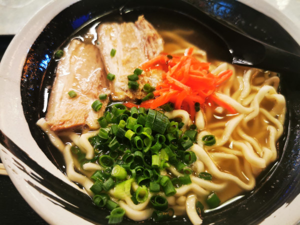 「沖縄そば」@全国ご当地グルメコート 大宮横丁の写真