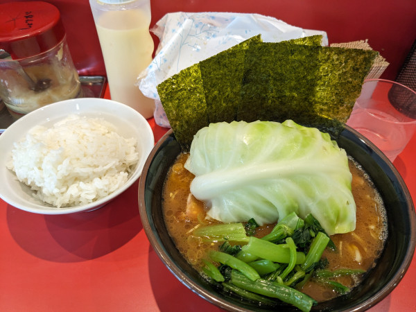 「ラーメン（固め・濃め）+キャベツ+ライス」@横浜家系ラーメン 駒岡家の写真