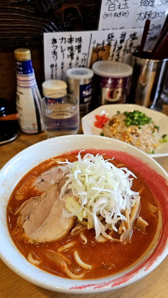 「辛味噌ラーメン（エビ）＋半チャーハン」@麺処 慶の写真