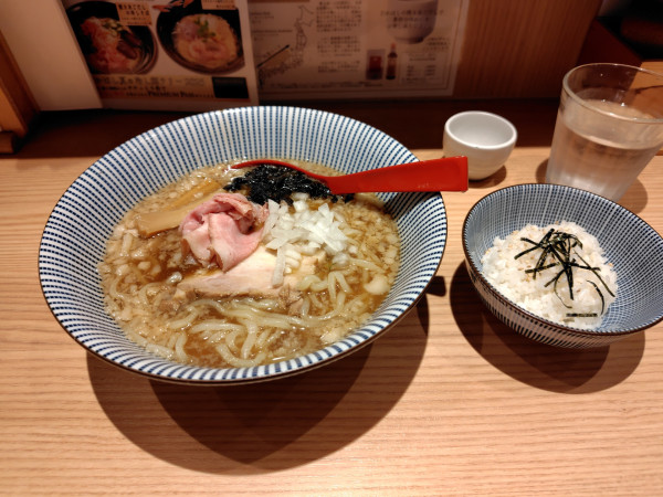 「背脂醤油らー麺¥1000」@焼きあご塩らー麺 たかはし アトレ川崎店の写真