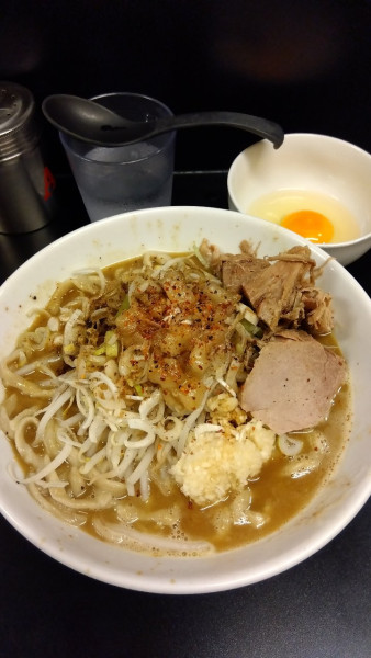 「カレーらーめん+生玉子」@豚ラーメン 蕨本店の写真