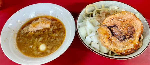 「旭ポン酢つけ麺ニンニクアブラ+巻きチャー+うずら+玉ねぎ」@蓮爾 登戸店の写真