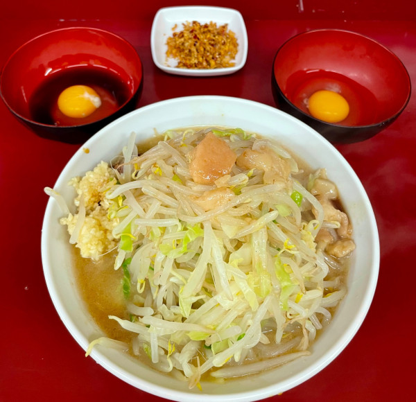 「少なめより少なめ全部＋味ぽん生たまご＋フライドチリガーリック」@ラーメン二郎 相模大野店の写真