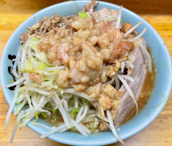 「小豚ニンニクアブラ＋ほぐしブタ(しょうがまぶし)」@ラーメン二郎 立川店の写真