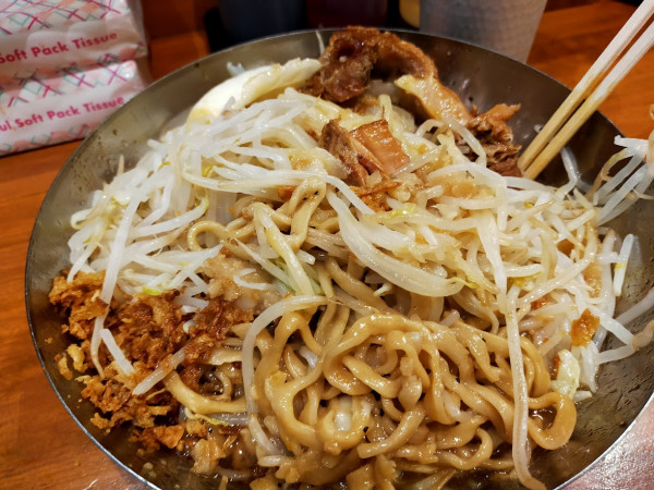 「汁なし大・生卵（脂？）」@ラーメン 太るの写真