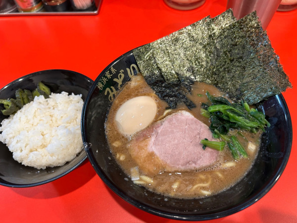 「ラーメン　味玉クーポン　ライス」@横浜家系ラーメン みどりの写真
