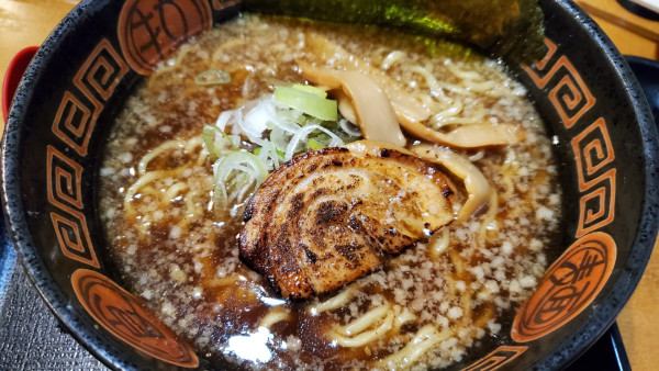 「１年１組（濃厚醤油らぅ麺）」@らぅ麺 ガラ喰楽学校 大宮店の写真