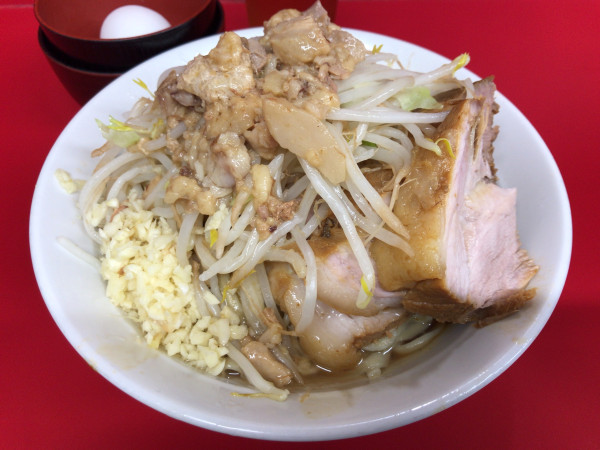「小ぶた(汁なし、ニンニク、アブラ、カラメ)+生たまご 1100円」@ラーメン二郎 大宮公園駅前店の写真