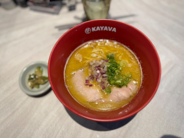 「鶏白湯 醤油ラーメン 1000円」@KAYAVA. 総本店の写真