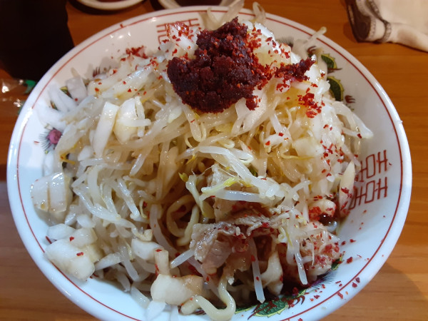 「冷やし肉ぶっかけ麺、大盛」@らーめん ぽっぽっ屋 水道橋店の写真