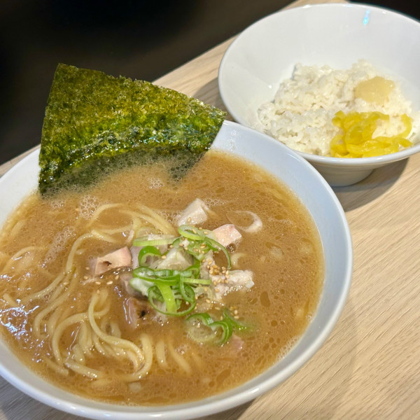 「朝ラーメン＋ライス小」@新家系ラーメン気骨家の写真