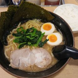 味玉ラーメン（ライス一杯無料）850円