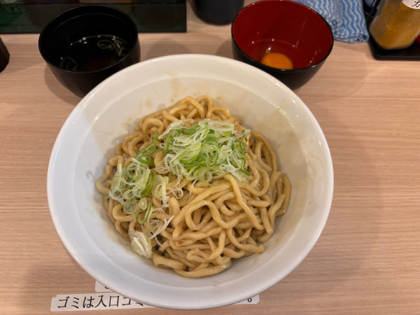「かけ油そば（大盛り）＋生たまご」@本郷油倶楽部の写真