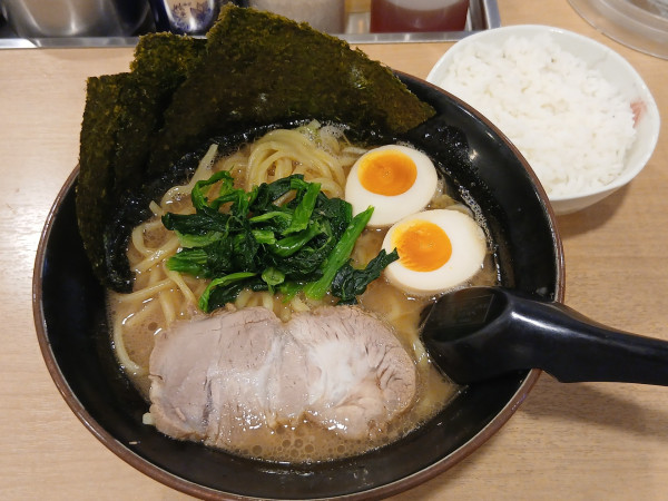 「味玉ラーメン（ライス一杯無料）850円」@よつ家 竹ノ塚店の写真