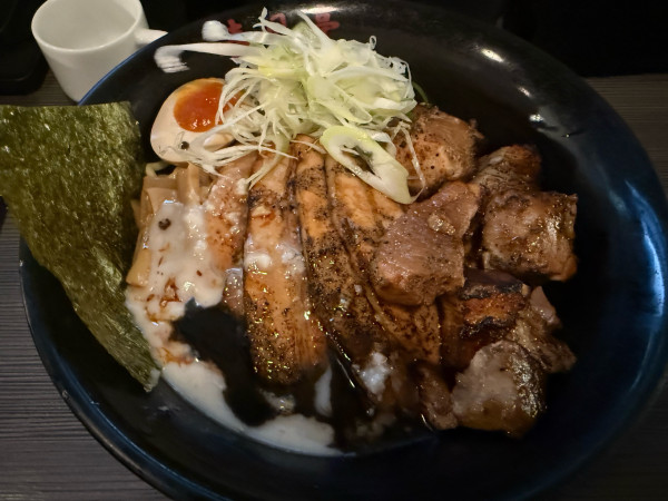 「炙り角切り肉とん黒油そば(中盛)」@油そば専門店 春日亭 秋葉原店の写真