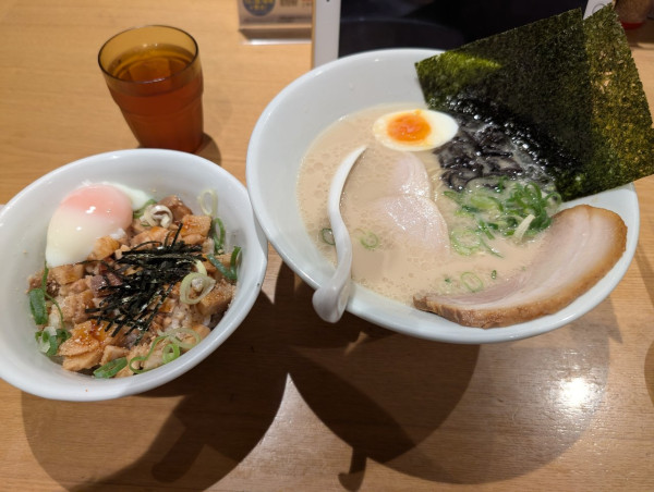 「極白丸元味　チューシューご飯」@一風堂 浜松町スタンドの写真