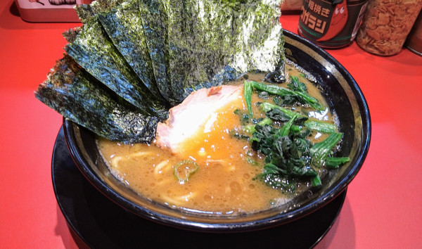 「ラーメン(味濃いめ･麺硬め)+海苔」@王道家味の継承店 カズ家の写真