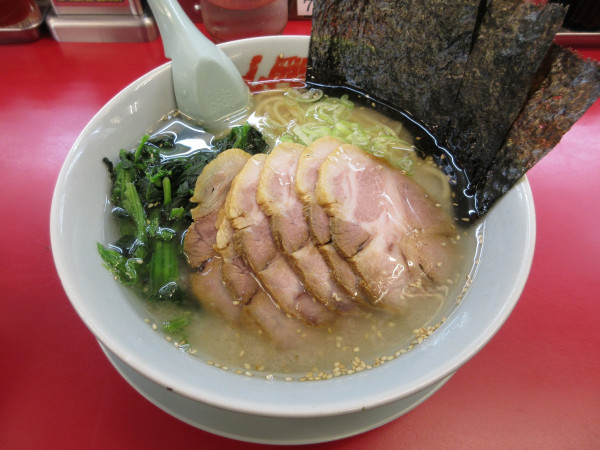 「塩ラーメン＋チャーシュー３５０円＋ほうれん草８０円」@ラーメン山岡家 牛久店の写真