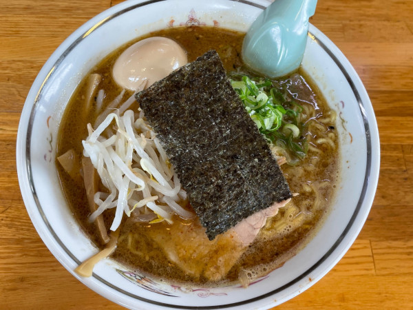 「寝かせにんにく玉子入りハルピンラーメン 大盛 ¥1000」@ハルピンラーメン 本店の写真