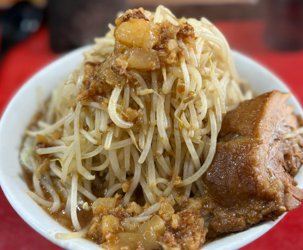 「ラーメン（小）【ヤサイ、アブラ】」@ラーメン鷹の目 明大前店の写真