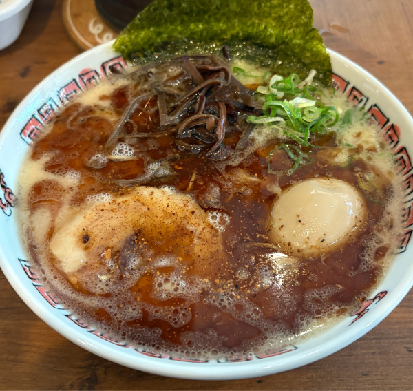 「味玉黒豚骨らーめん（無料替玉2玉）」@ラーメン 嶽の写真