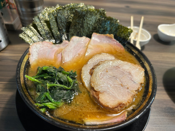 「チャーシューメン　バラ2枚　のり　カタコイオオ」@家系ラーメン がくの写真