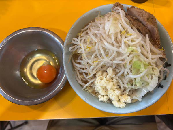 「小ラーメン　生卵」@ラーメン二郎 八王子野猿街道店2の写真