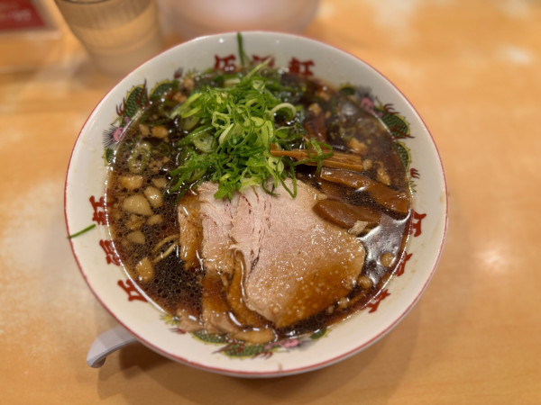 「背脂黒醤油ラーメン790円＊オープン特価500円」@伍福軒 新宿西口店の写真