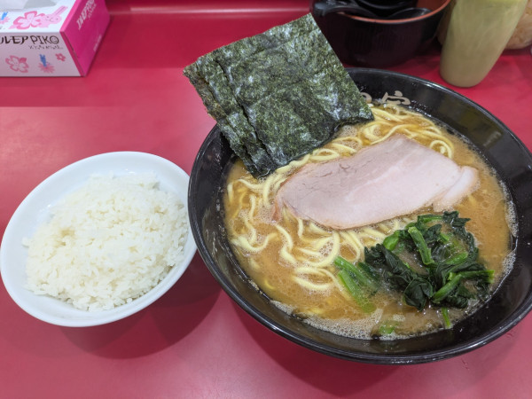 「ラーメン中盛+ライス」@杉田家 千葉祐光店の写真