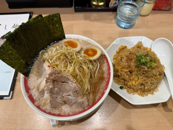 「スペシャルラーメン背脂多め+チャーハン」@らーめんチャチャまるの写真